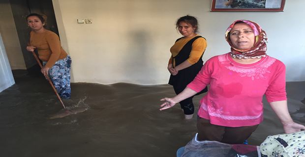 Adana'da evleri su bastı