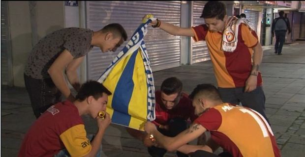 Fenerbahçe bayrağı açarak yakmaya çalıştılar