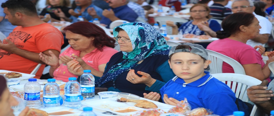 Karabağlar’da Ramazan dopdolu geçiyor